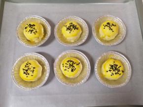 撒上熟黑芝麻。