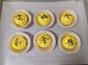 撒上熟黑芝麻。