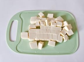 豆腐切成小方块。