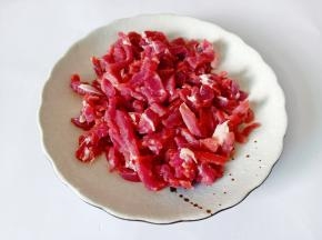 切好的牛肉放入大碗里。