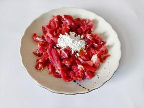 加上生抽，蚝油抓拌均匀，再加淀粉拌匀，最后淋少许的食用油锁住牛肉的水份，腌制十分钟分钟左右。