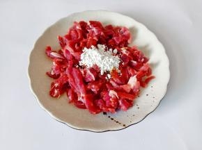 加上生抽，蚝油抓拌均匀，再加淀粉拌匀，最后淋少许的食用油锁住牛肉的水份，腌制十分钟分钟左右。