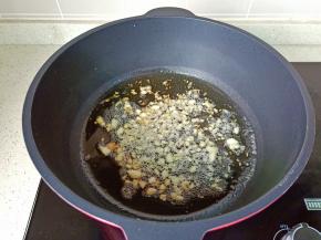 锅里放少许的食用油，凉油放入蒜泥爆香。