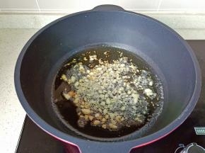 锅里放少许的食用油，凉油放入蒜泥爆香。