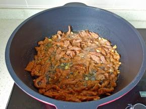 加入牛肉丝翻炒变色。