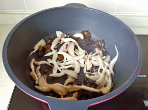加入平菇，泡好的木耳丝一起翻炒。