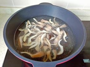 最后加入清水或者高汤。