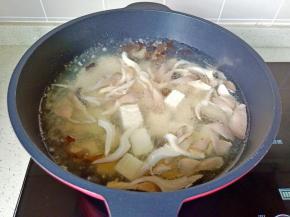 加入豆腐开大火炖煮。