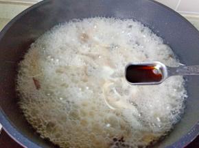 炖煮到汤汁奶白加盐与生抽调味。