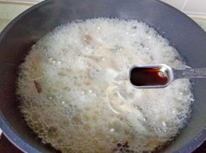 炖煮到汤汁奶白加盐与生抽调味。