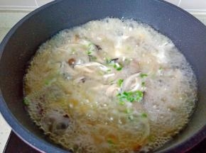 撒点葱花即可关火。