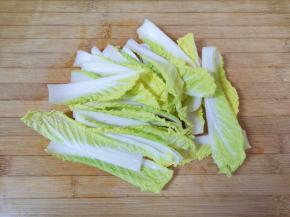 娃娃菜洗干净，用刀随意切一下。