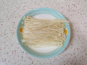 金针菇切去根部洗干净，控一下水分备用。