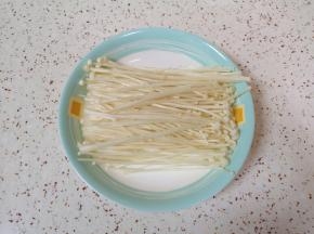 金针菇切去根部洗干净，控一下水分备用。
