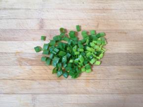 香葱叶切成葱花。