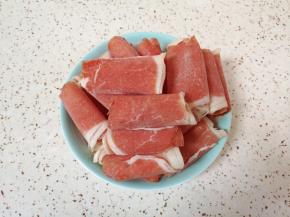 准备好肥牛卷。