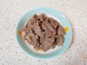 锅里放水，加入一勺料酒烧开，下入肥牛卷焯水至变色，捞出备用。