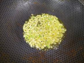 炒锅内倒适量的食用油烧热，下入葱姜蒜炒香。
