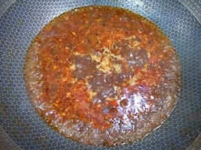 加入一大勺豆瓣酱炒出红油，加入开水烧开小火煮一分钟。