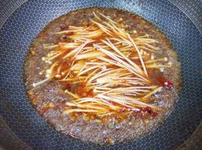 下入金针菇。