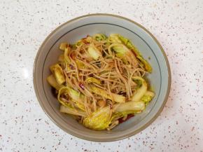 捞出放在大碗底部。