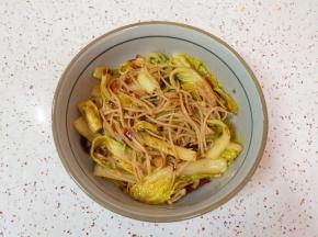 捞出放在大碗底部。