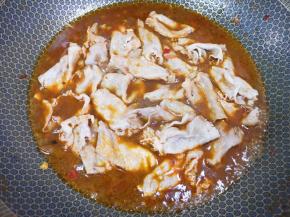 继续下入焯过水的肥牛卷。