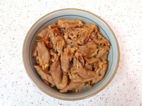 将肥牛卷捞出放在大碗里。