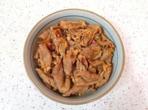 将肥牛卷捞出放在大碗里。