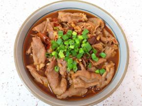 浇上汤汁，撒上葱花即可（也可以再加一步:另起锅，倒一勺食用油烧至冒烟，浇在葱花上面激出香味，我不想吃太油腻，就把最后一步省略了）！