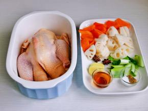 准备食材，莲藕胡萝卜去皮洗净切菱形块，葱姜切好。