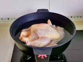 鸡处理干净后冷水下锅，大火煮开后再煮3分钟。