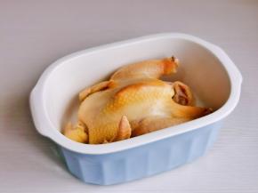 捞出用温水洗干净，放入炖盅。