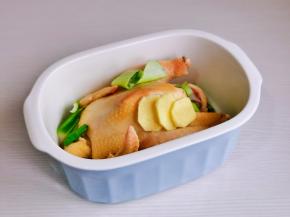 加入切好的葱姜。