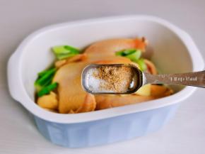 加入十三香，盐。