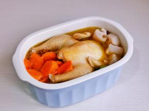 50分钟后取出加入切好的胡萝卜，再炖10分钟。