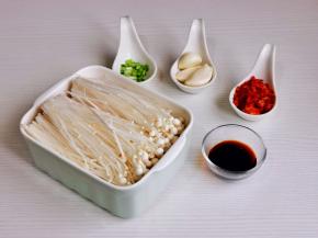 准备食材，大蒜去皮，葱花切好。