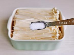 金针菇去跟，冲洗干净加入一勺盐。