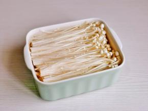 再加入纯净水泡10分钟，之后捞出沥干水分。