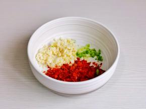 蒜末，葱花，辣椒碎放入碗中。