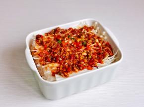 酱汁均匀淋在金针菇上。