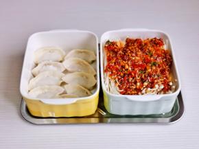 放蒸格上，还蒸了几个饺子。