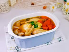 胡萝卜莲藕鸡汤。