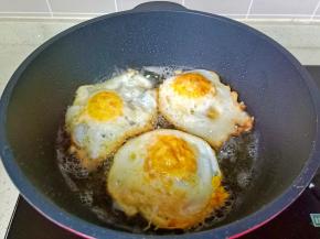 煎到两面金黄捞出。