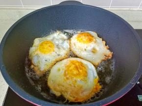 煎到两面金黄捞出。