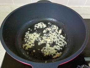 锅里留适量的底油，放入蒜泥炒香。