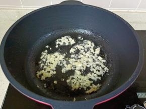 锅里留适量的底油，放入蒜泥炒香。