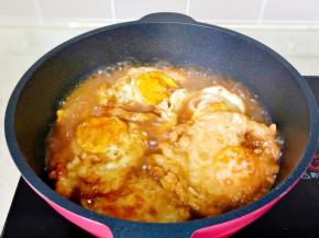 放入煎好的鸡蛋一起焖煮。