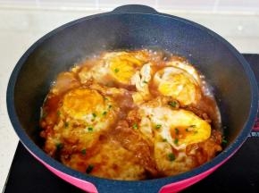 煮到汤汁粘稠，撒点葱花出锅。