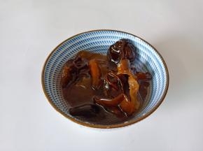 木耳加白糖可以快速泡法，白糖可以让木耳快速吸收水分，加快爆泡发速度。